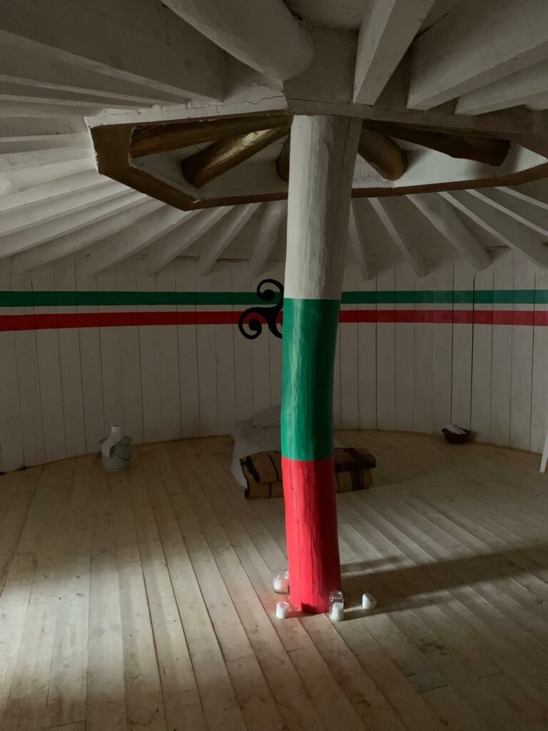 Intérieur d’un espace rituel en bois orné d’un triskel