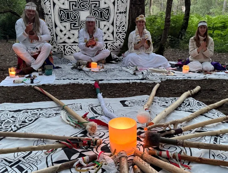 Cérémonie celtique en forêt avec cercle rituel