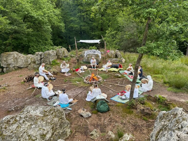 Un cercle rituel réuni dans la nature